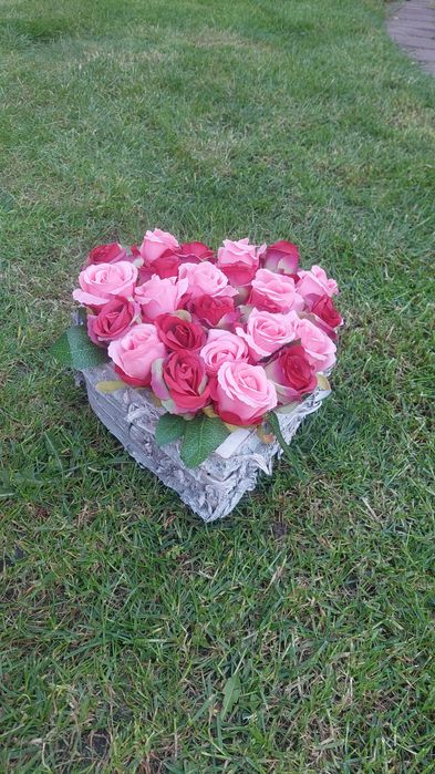 Serce stroik na grób cmentarz sztuczne kwiaty kompozycja