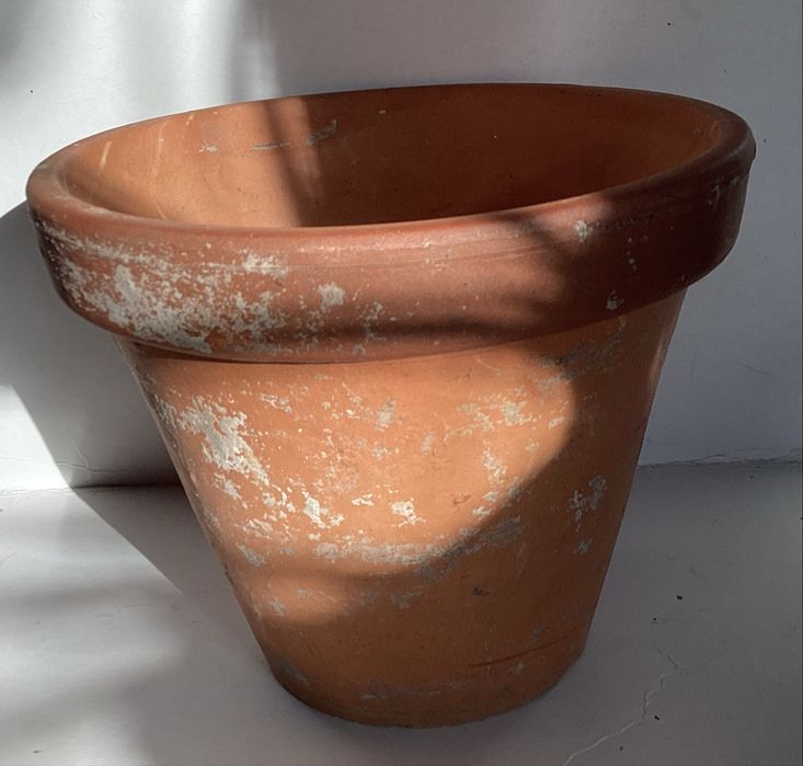Stara donica ceramiczna z lat PRL