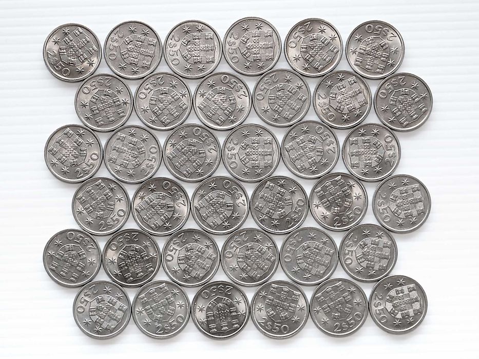 Lote de 36 Moedas 2 Escudos e 50 Centavos 1982