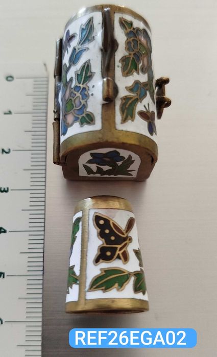 Antiga e curiosa Caixinha com Dedal, metal "Cloisonné"