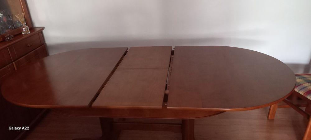 Mesa Oval grande em Cerejeira,com quatro cadeiras como nova .