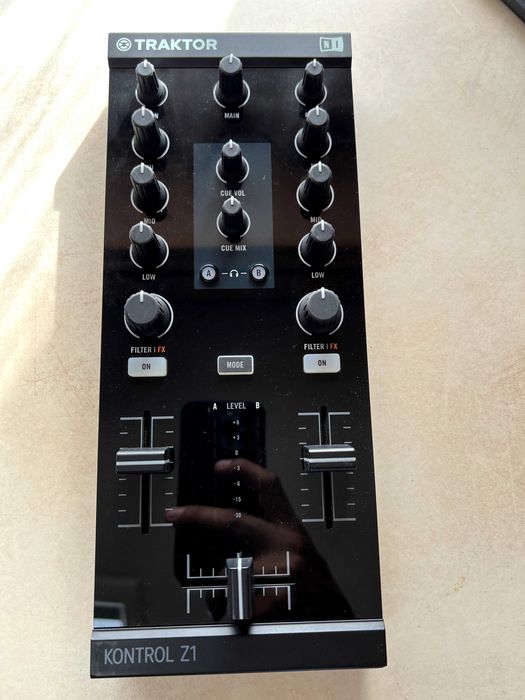 Traktor Kontrol Z1 DJ Mixer (iPad & PC/Mac) + Box & Power Supply and USB Cable (I speak English)