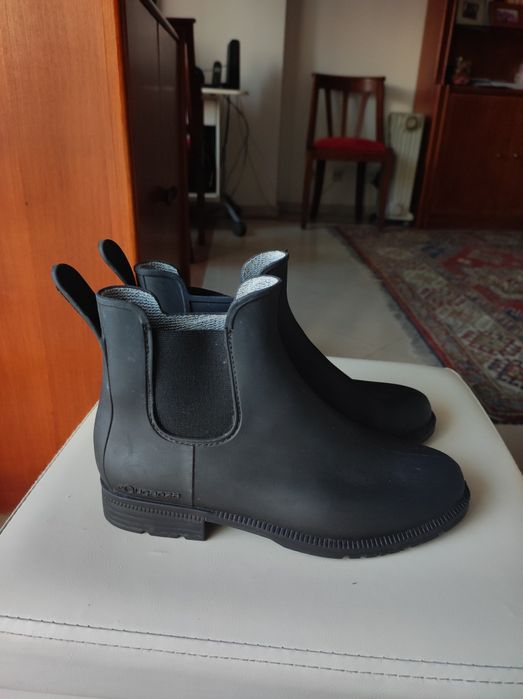 Botas pretas impermeáveis