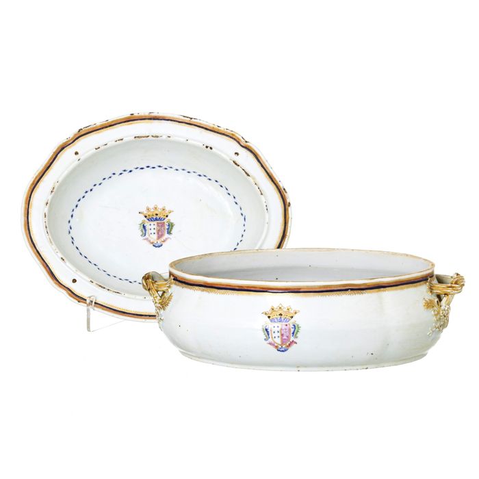 Porcelana oriental - Prato coberto e terrina brasonados - Companhia da