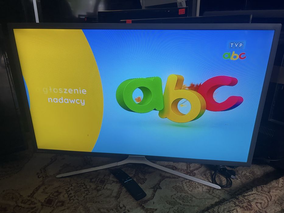 Telewizor LED Samsung 32 cale ze Smartem w dekoderem DVBT2
