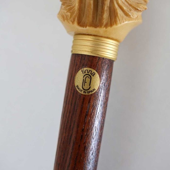 Bengala com cabeça de cão pastor esculpida