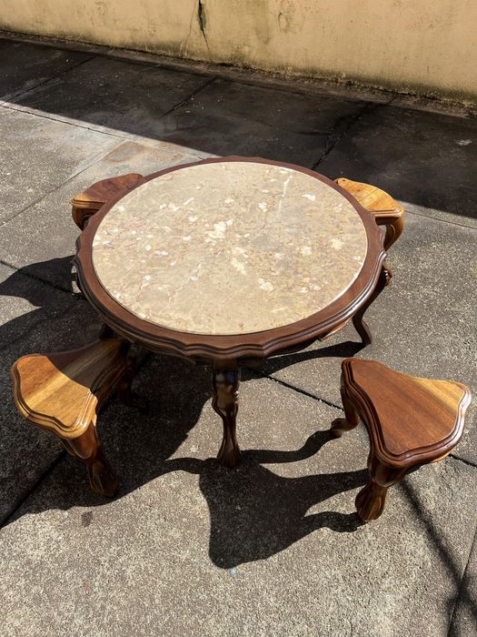 Mesa de mármore e madeira com bancos