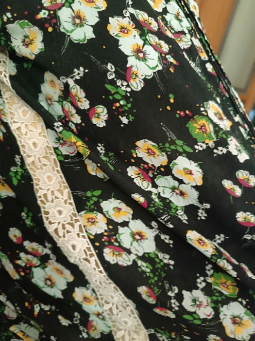 Blusa Senhora preta com flores. Tamanho M