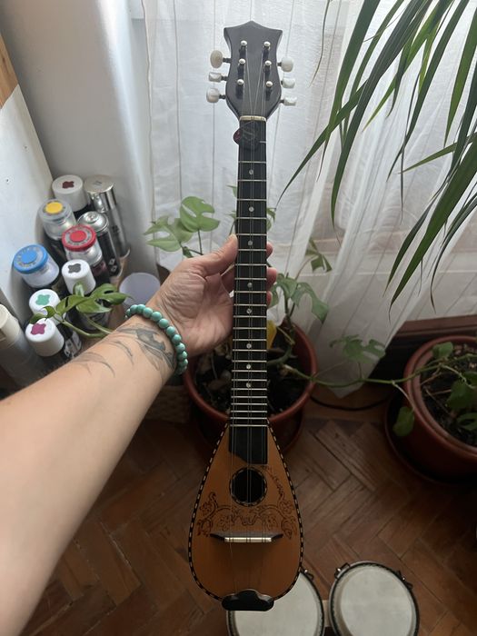 Violão grego tipo um cavaquinho, baglamas