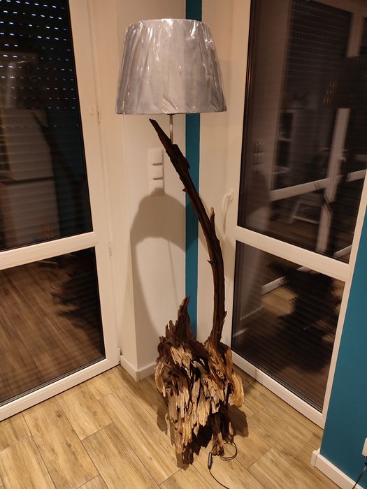 Lampa podłogowa z drewna