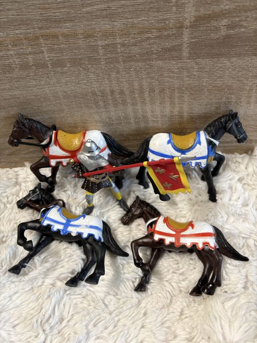 Zestaw figurek rycerz i konie