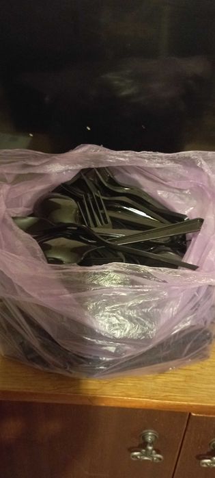 Пластиковые ложки вилки и бутылочки маленькие и ложки пластиковые