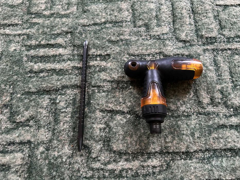 Реверсивная отвертка (двусторонняя бита)