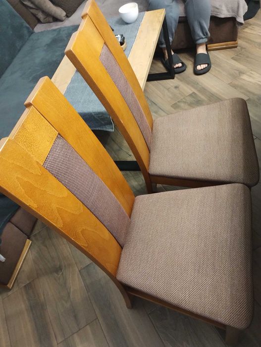 Stół rozkładany z 6 drewnianymi krzesłami