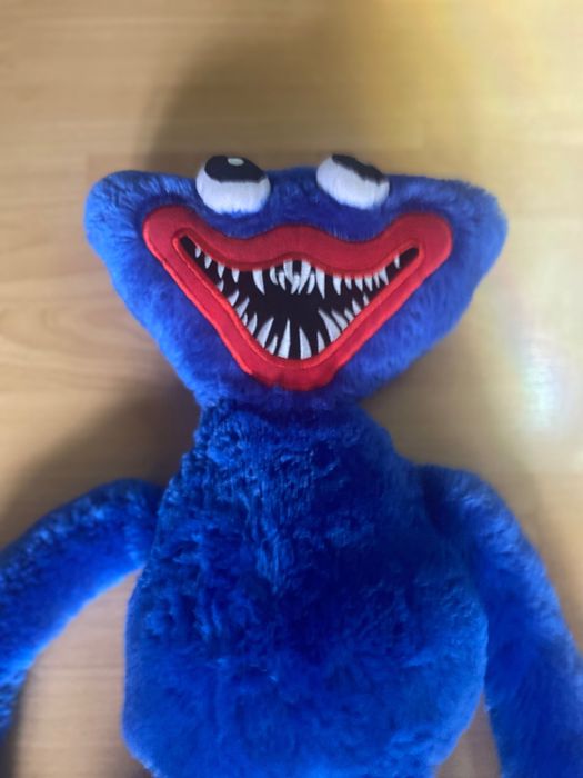 Maskotka Huggy Wuggy w bardzo dobrym stanie.