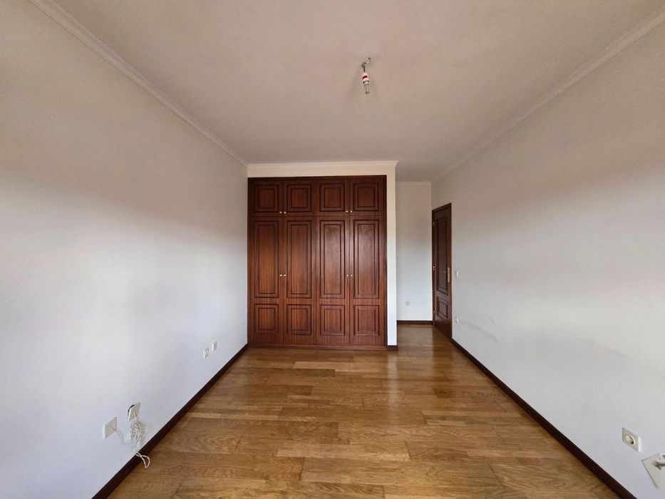 Vendo ou arrendo T3 com 3 casas de banho e parqueamento - cozinha equipada, em Mozelos