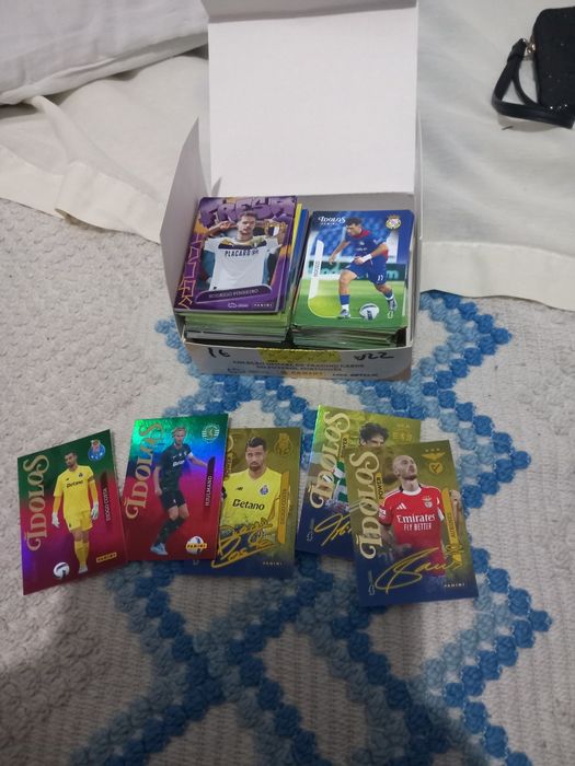 Caixa com cartas idolos