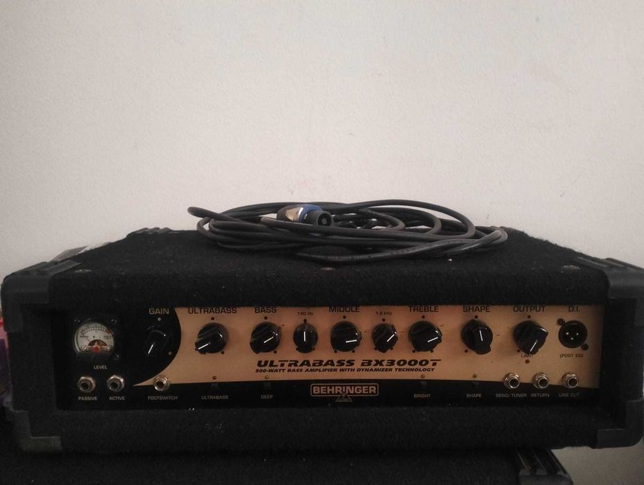 Pack Amplificador de Baixo Behringer Ultrabass (Cabeça 300W + Coluna 2X10" 500W)