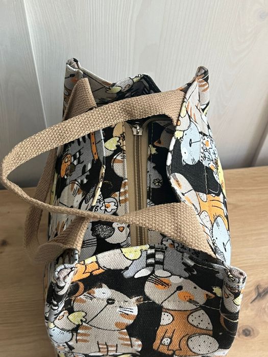 Torba termiczna z motywem kotów – stylowa i praktyczna na co dzień!