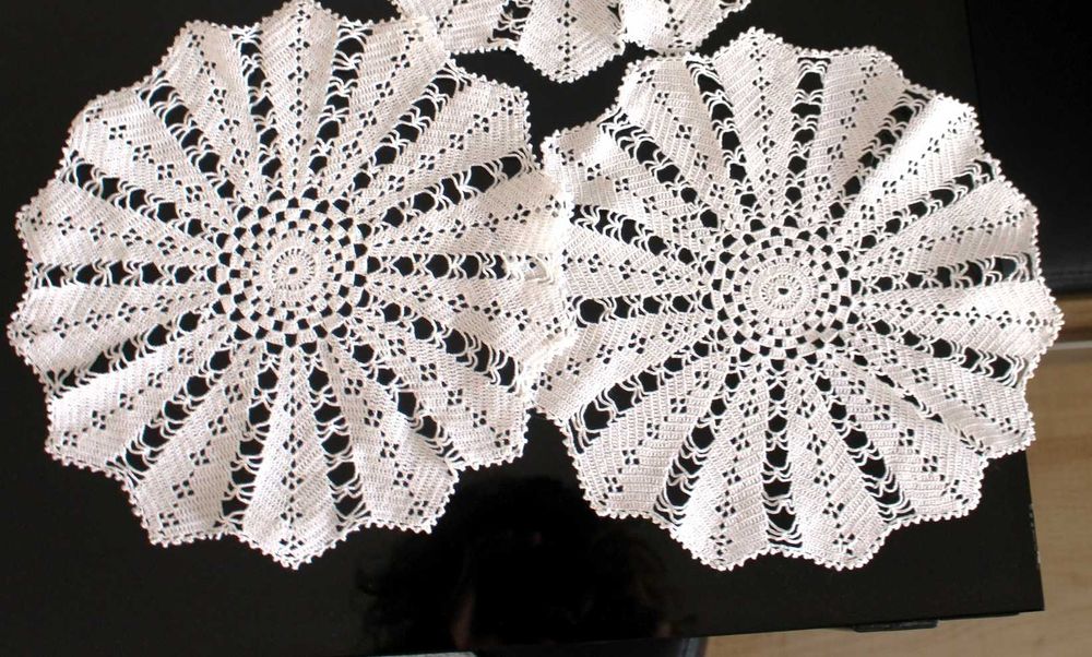 2 naprons em renda, 24 e 21 cm de diâmetro
