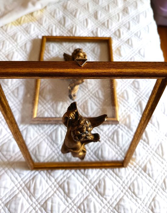 Par de quadros decorativos com Anjos dourados.