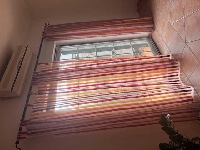 Cortinados de riscas em tons quentes