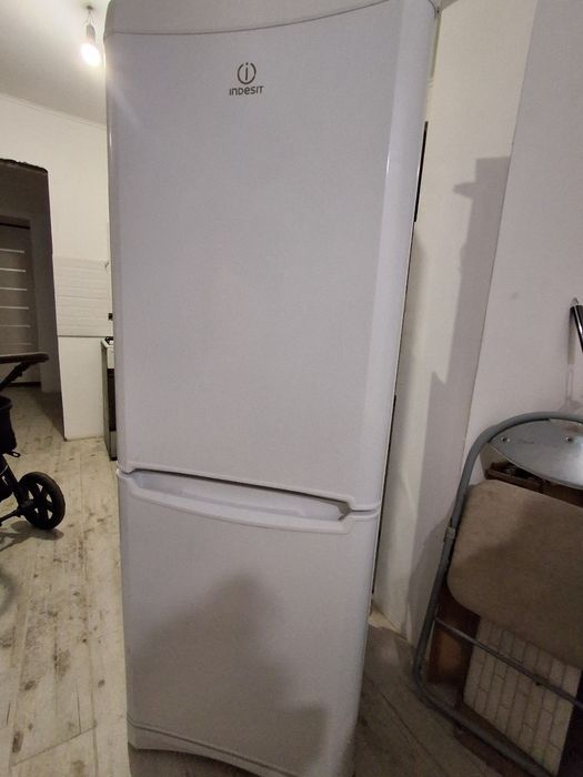 Холодильник Indesit