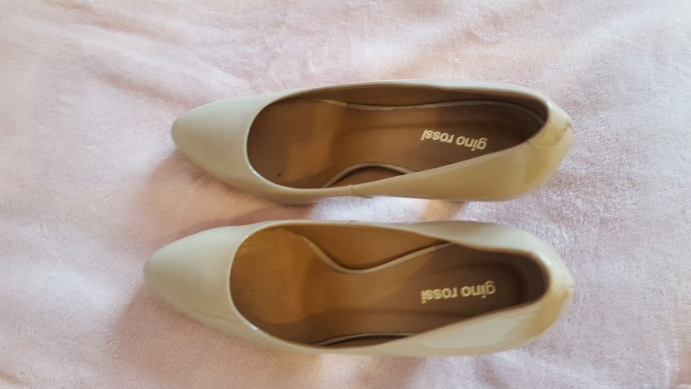 Czółenka Gino rossi rozm. 38 skóra lakierek beżowe