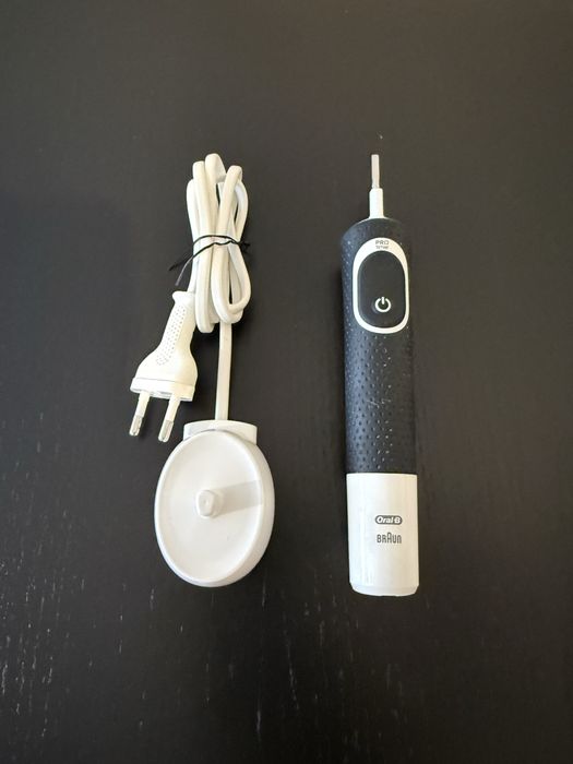 Escola elétrica preta Oral-B Vitality Pro (da Braun) com carregador original