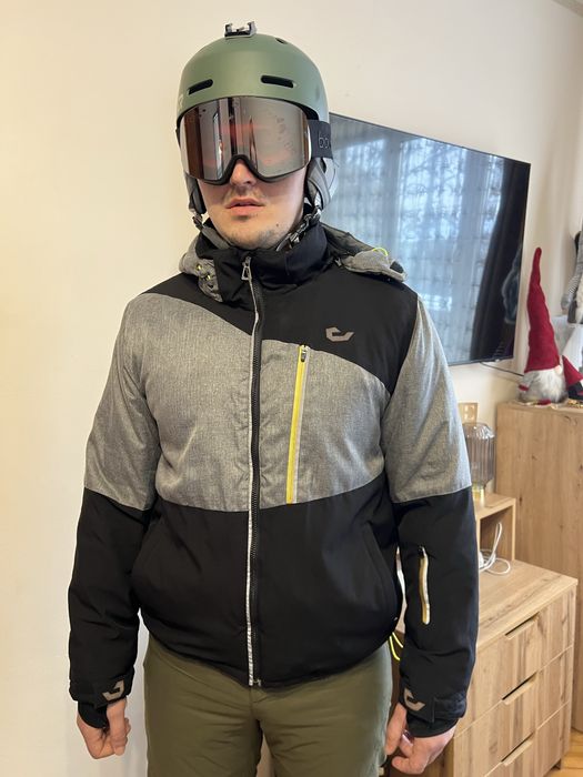 Лижна куртка, штани та окуляри.