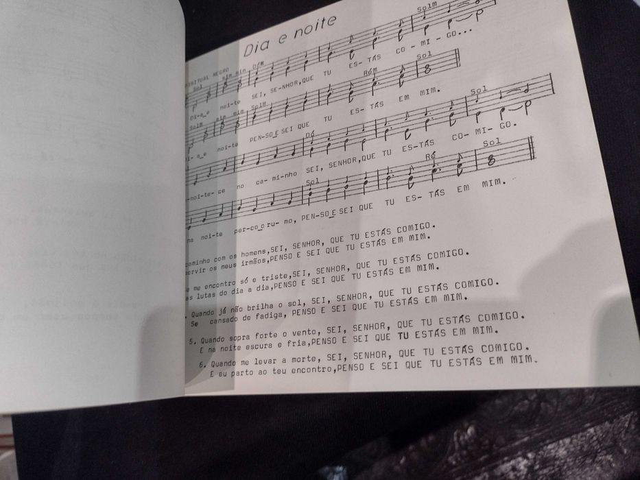 Louvai ao Senhor "Rezar com a Igreja"