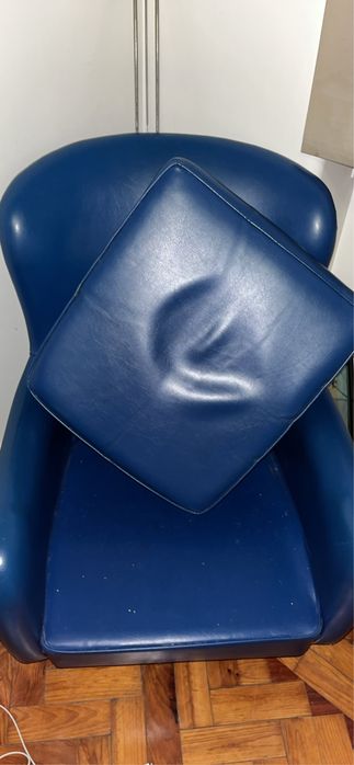Poltrona de Pele azul (com ligeiro corte)