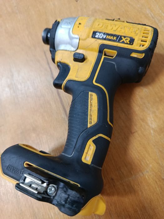 Продам шуруповерт і батарея (б/у)та зарядний пристрій (новий)DeWalt США