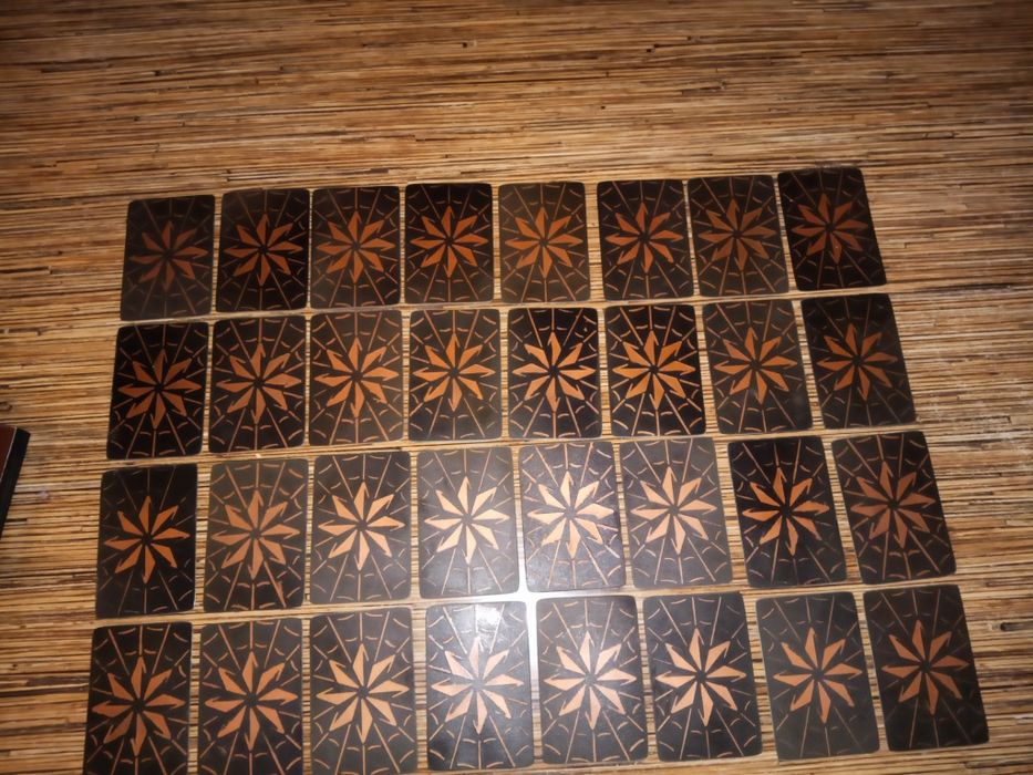 Игральные карты, стос, пулемет.