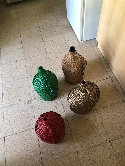 Garrafões empalhados