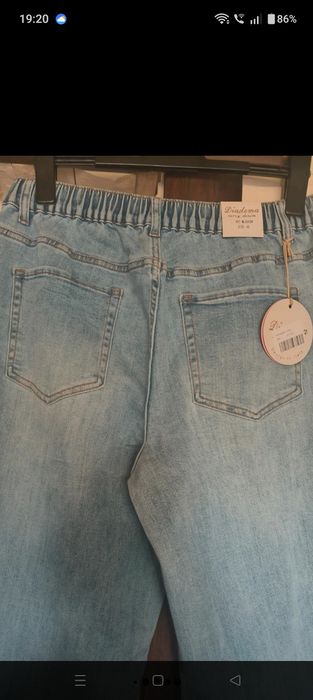 Piękne nowe szerokie spodnie jeansy