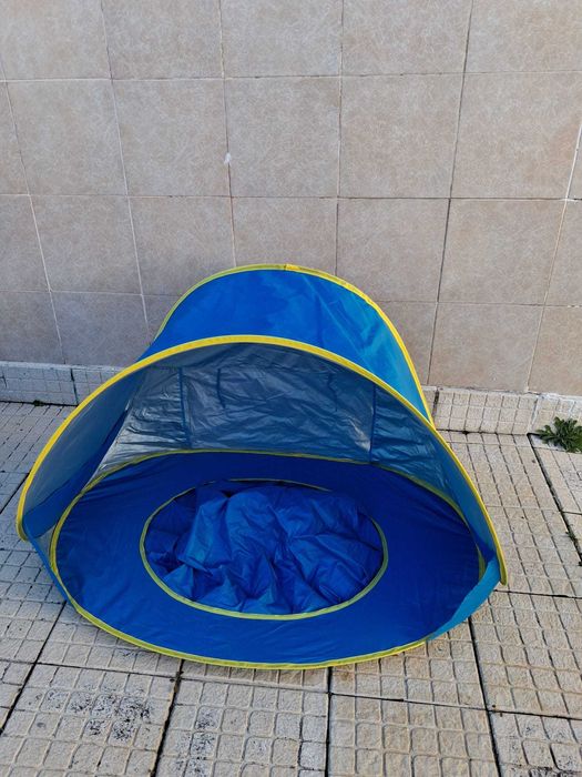 Piscina com guarda-sol