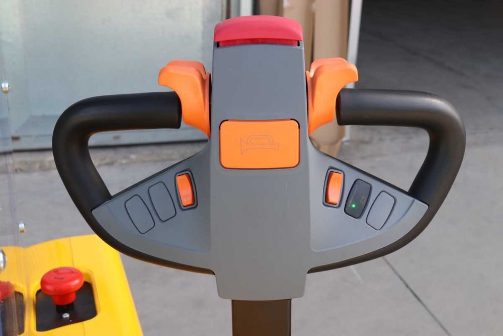 Empilhador / Stacker Elétrico HU-LIFT Capacidade de 1500 kg e Elevação até 3 metros LL29