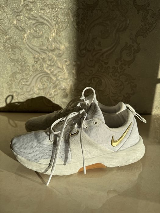 Срочно торг Кроссовки женские белые Nike Wmns City Trainer 3