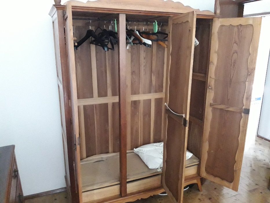 Mobília de quarto antiga em bom estado