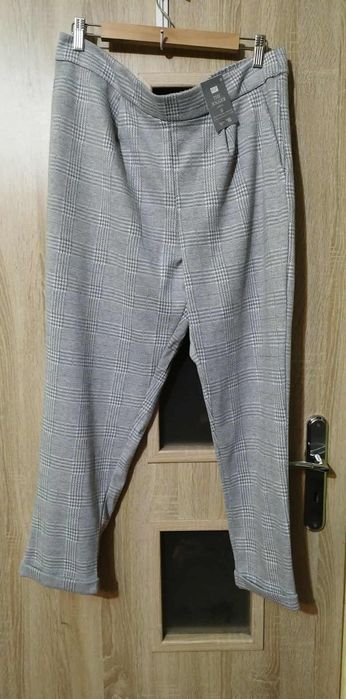Szare spodnie w kratkę
