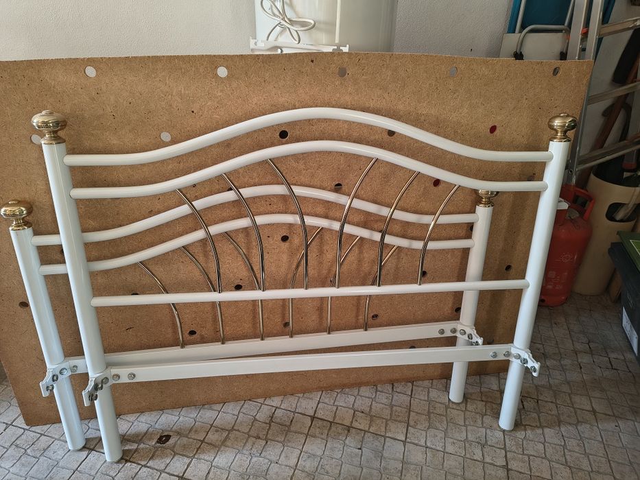 Cama casal em alumínio