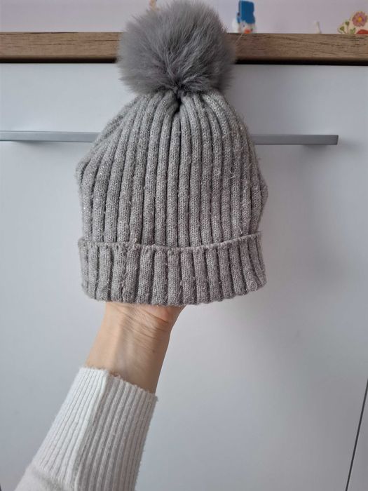 Czapka jesienna dziewczęca akryl szara z srebrną nitką z pomponem