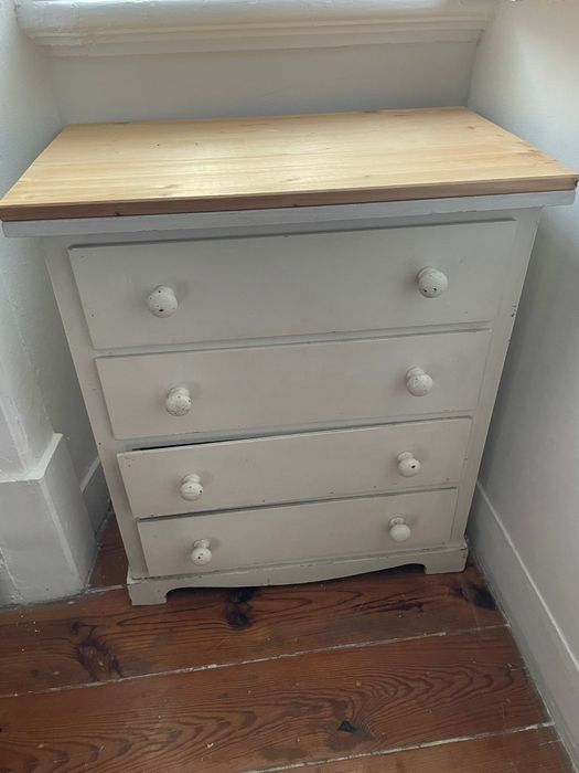 Cómoda de 4 gavetas com tampo extra