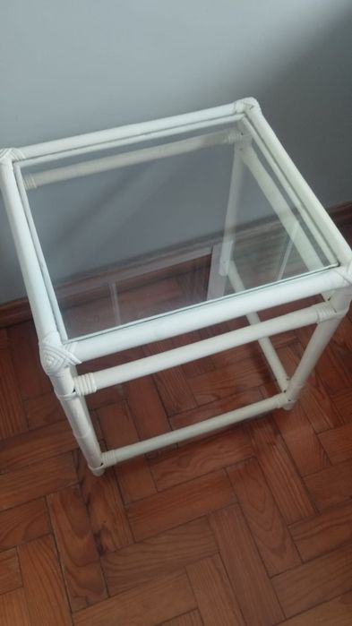 Mesa de Apoio lacada com Vidro. Óptimo estado 10€