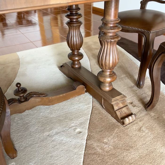 Mesa de Jantar Oval em Madeira Massiça + 4 Cadeiras Trabalhadas