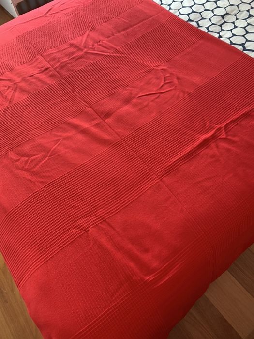 Vendo cobertura de cama com duas almofadas