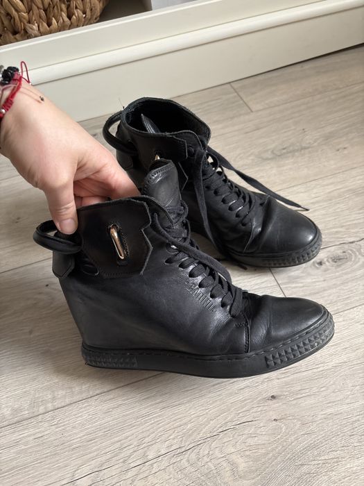 Buty na koturnie skorzane