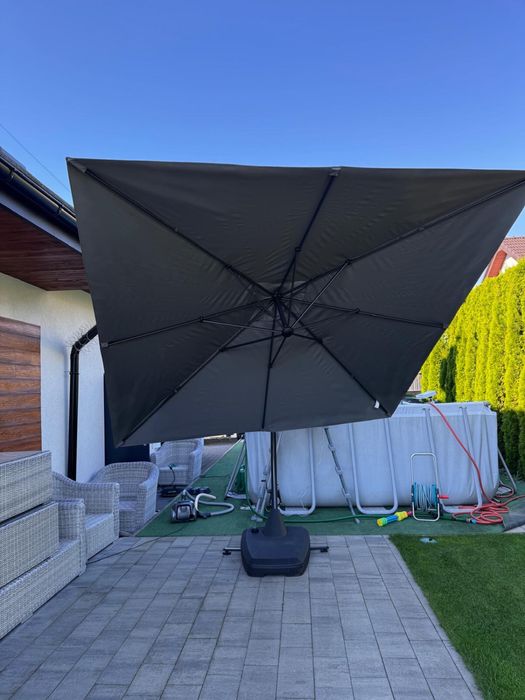 Ogromny parasol ogrodowy z podstawą na kółkach