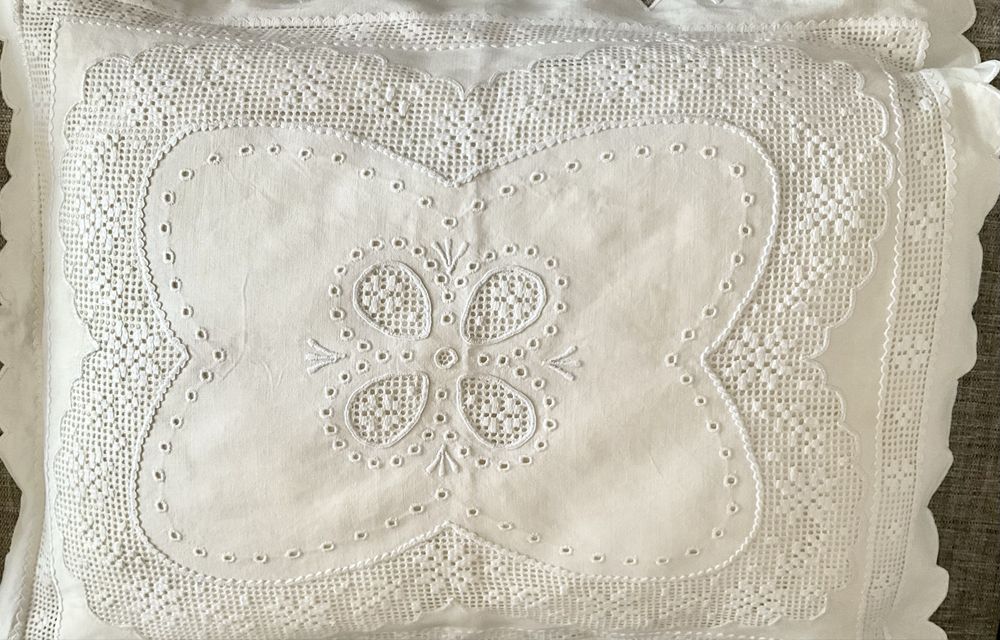 2 almofadas em linho puro bordadas em crivo.  NOVO